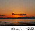 雲が演出する夕焼けの海