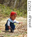 山で遊ぶ子供
