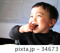 食べる子供