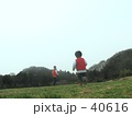 広場で遊ぶ父と子3