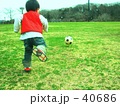 ボールを蹴る子供