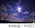 流れる雲と月と