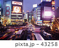 夕暮れの渋谷駅前