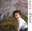 桜並木と子供 桜並木と子供