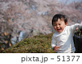 桜並木と子供２