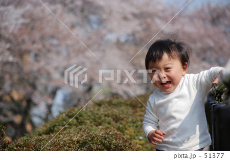 桜並木と子供2 桜並木と子供2
