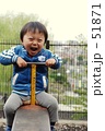 シーソーで遊ぶ子供2