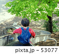 すべり台をすべる子供