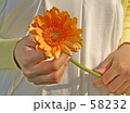 花を持つ女性