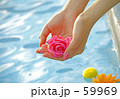 バラの花をすくう