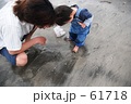 父と子と海で