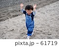 海を楽しむ子供