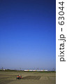 春の青　畑に降り
