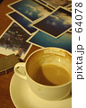 カフェにて写真を見る