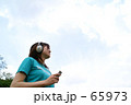 青空と女性と音楽