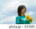 夏のひまわりと女性