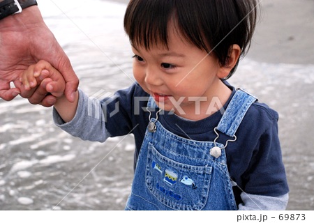 海におそるおそる入る子供