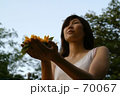 ひまわりの花を持つ