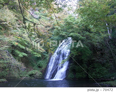 秋の日の峨瓏の滝