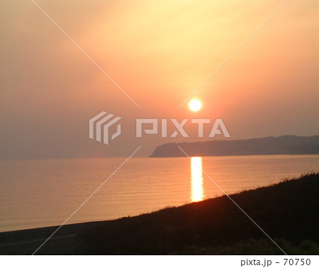 JR五能線の車窓。夕陽 JR五能線の車窓。夕陽