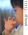 指しゃぶりする子供