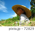空を見上げる子供