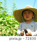 ナスを収穫した子供