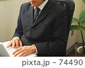 キーボードを打つ男性