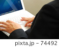 キーボードを打つ男性