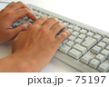 キーボードを打つ男性の手