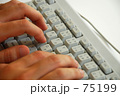 キーボードを打つ男性の手