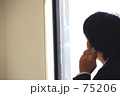 携帯電話と男性