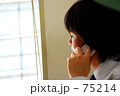 携帯電話と男性