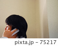 携帯電話と男性