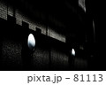 ビルの間の光と影