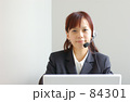 ヘッドセットをつける女性