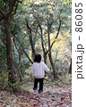 秋の山道を歩く少女