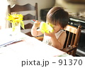 食べる子供