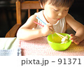 箸でつかむ子供