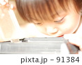 虫かごをのぞく子供