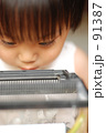 虫の観察する子供
