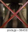 頭を抱える女性