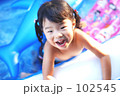水遊びする女の子