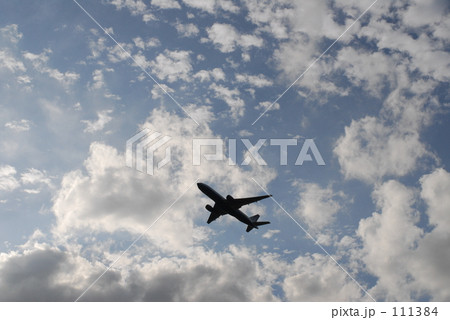 秋空の飛行機。