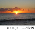 ワイキキビーチ夕日のサーファー