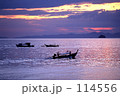 海と夕日と船