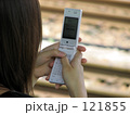 携帯メールをする少女