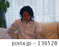 ソファーでくつろぐ男性