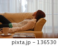 ソファに寝転ぶ女性１