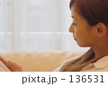 本を読む女性